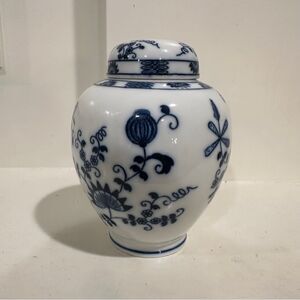 Vienna Woods Fine China Ginger Jar.  'Mann'. Austrian porcelain ginger jar